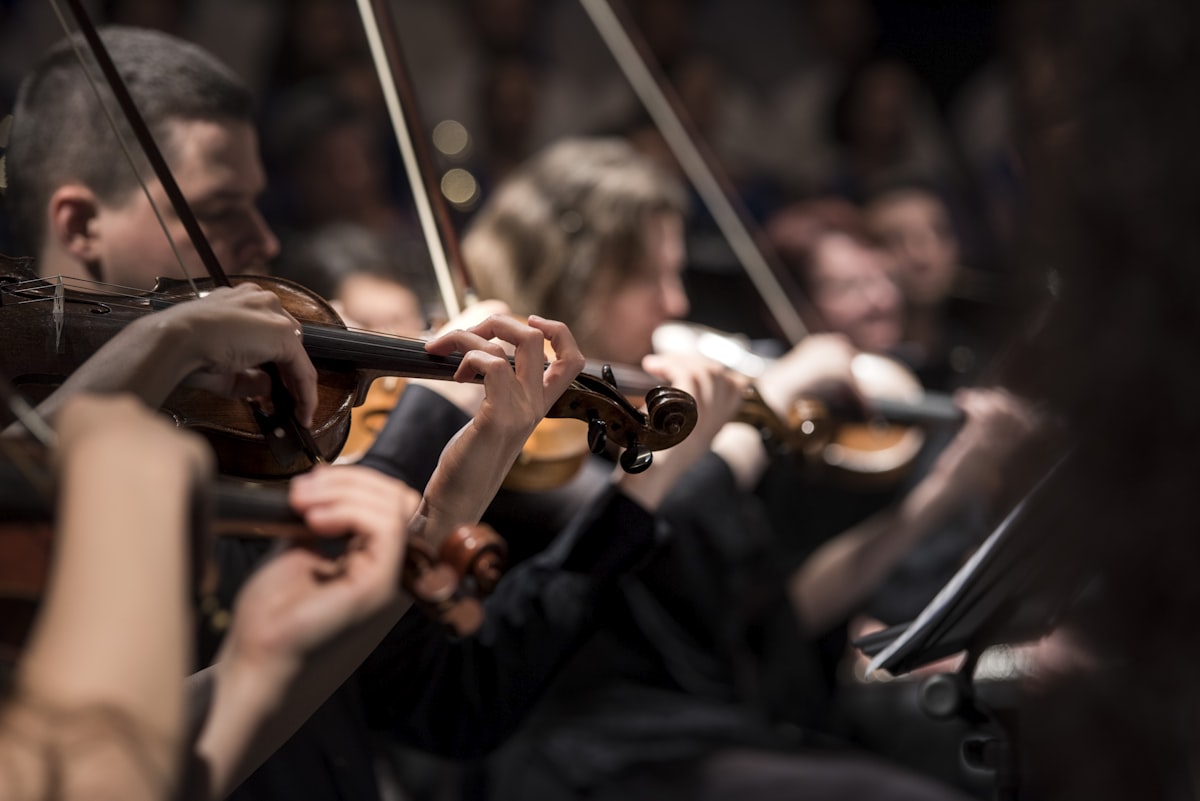 Geigerinnen und Geiger spielen im Ensemble, Hände und Instrumente im Zusammenspiel